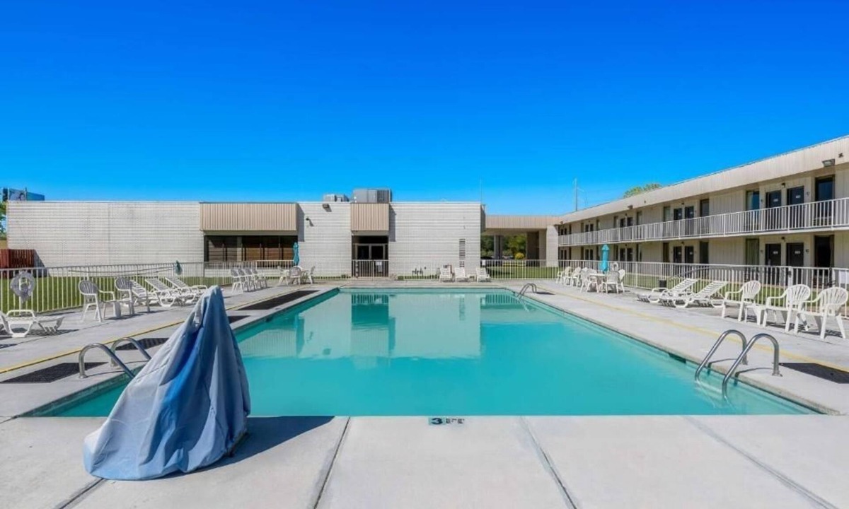 Hamilton Hotel | Pet-Friendly Room: Enjoy Your Stay with Outdoor Pool and Free Parking