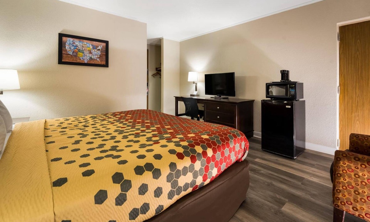 Perry Hotel | Pet Friendly Room | Minutes to Go Fish Education Center | Free Self Parking