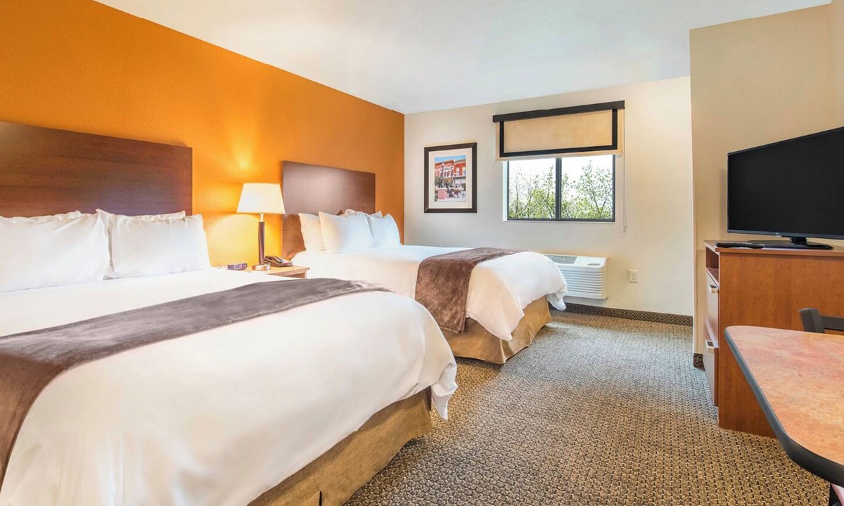 Marquette Hotel | Pet-Friendly Room with Kitchenettes & Free Parking