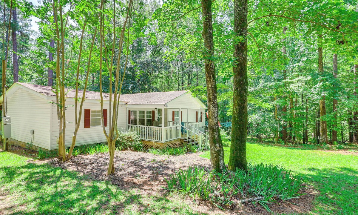 Milledgeville House | Pet-Friendly Sparta Retreat: Porches & Fire Pit!