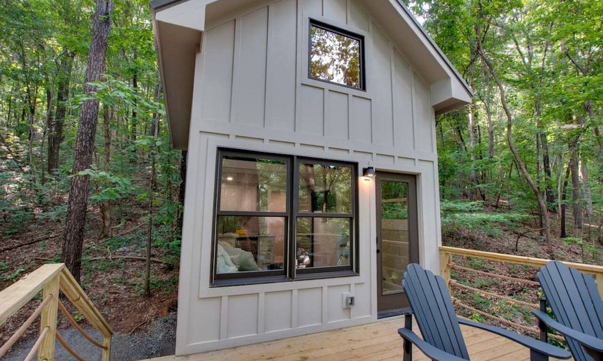 Groveoak Cabin | Pet-Friendly Tree House Great for a Relaxing Escape in Alabama