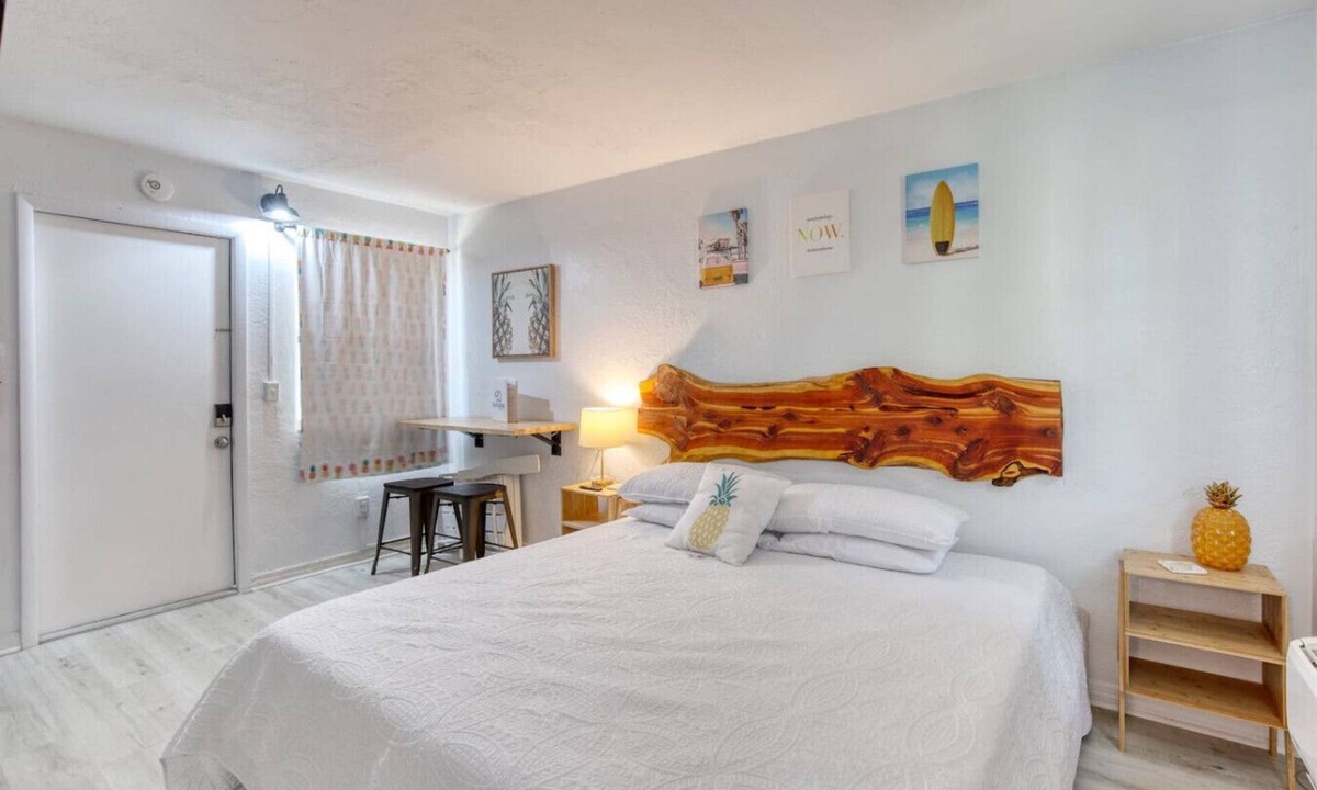Bridgeport Heights House | Pineapple #8 Shores Retro Inn