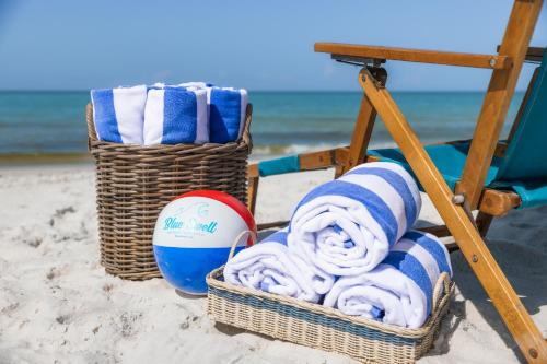 Lower Grand Lagoon House | Pineapple Paradise! 6BR 7BA beachfront house! Private Pool! Grill! Sleeps 16!
