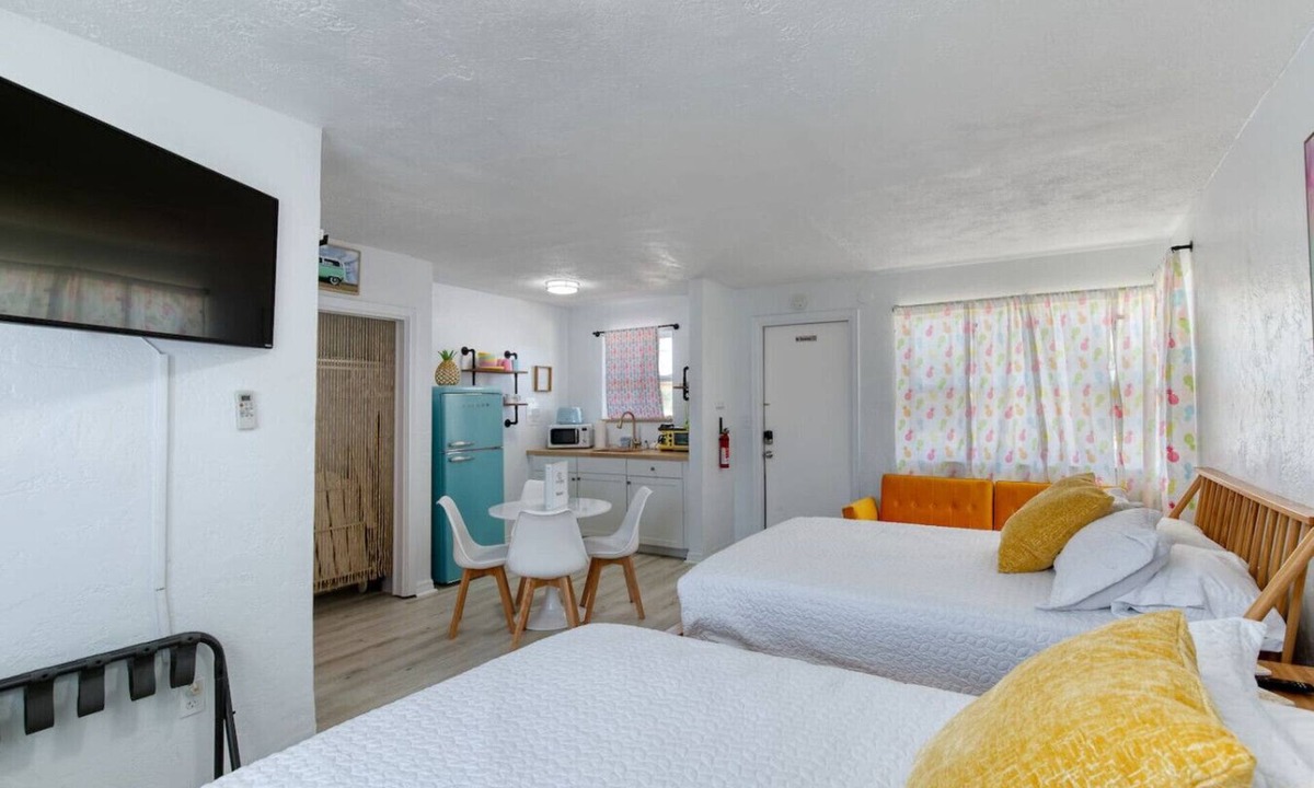 Bridgeport Heights Apartment | Pineapple Shores Retro Inn 4