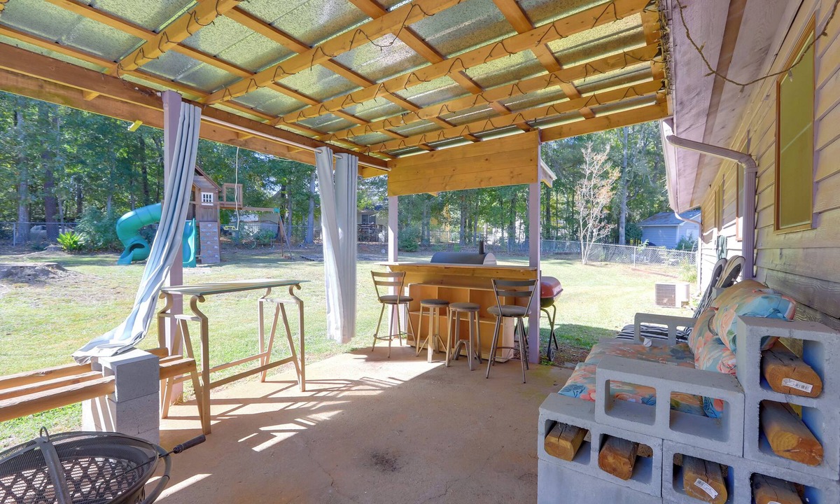 Griffin Cottage | Playground & Grill: Pet-friendly Griffin Getaway!