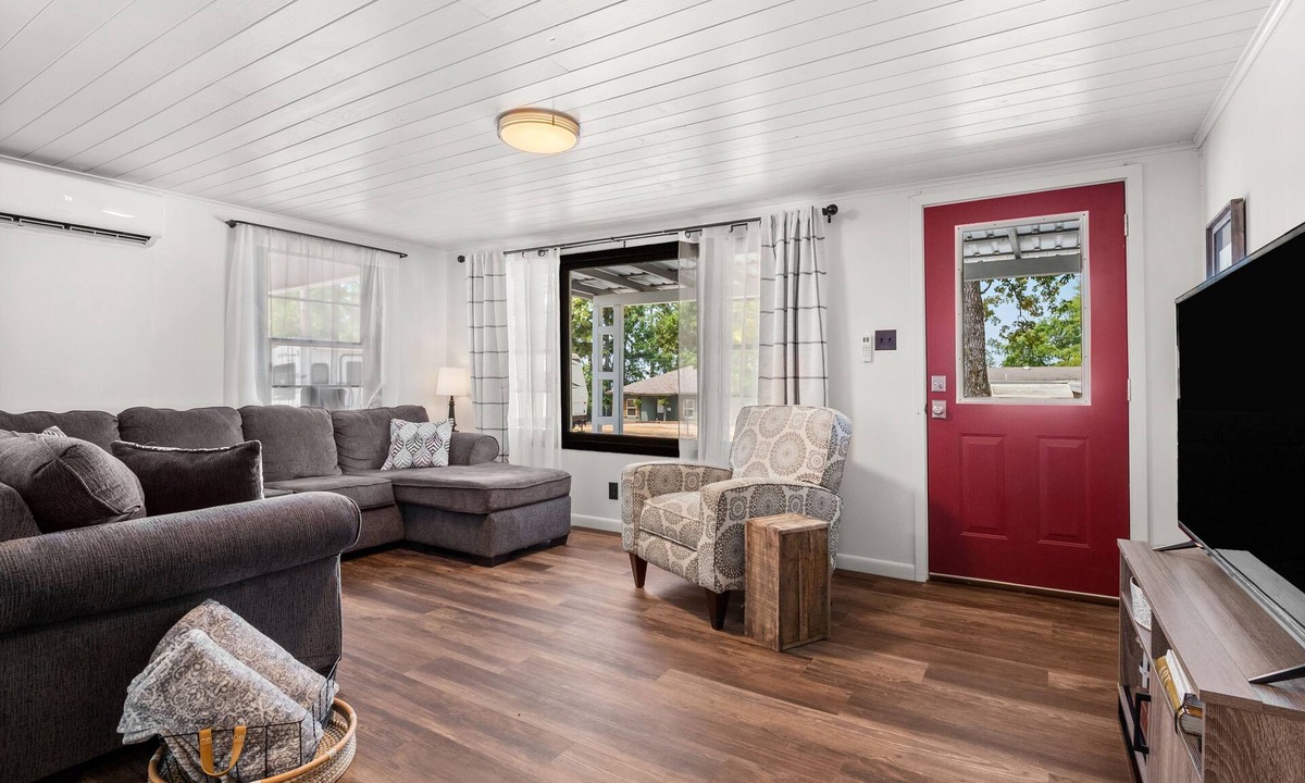 Florien Cottage | Pleasure Point Place WATERFRONT Cottage