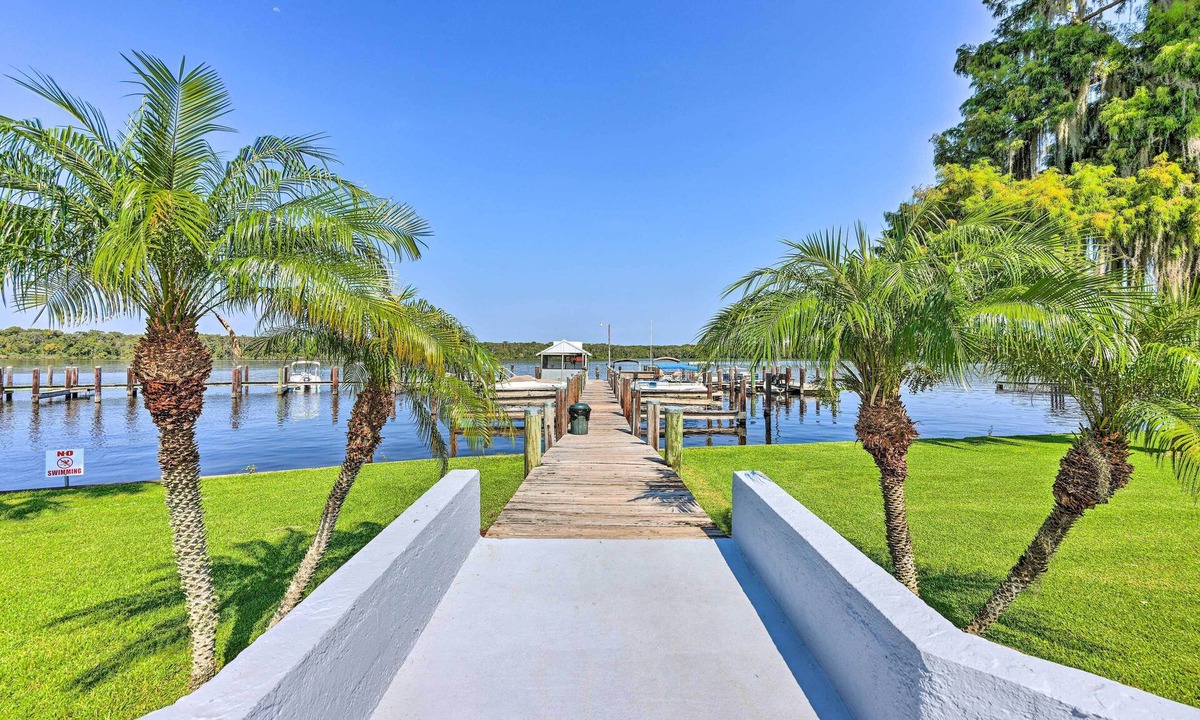 Welaka Condo | Pool Access & Lanai! Welaka Condo on St Johns