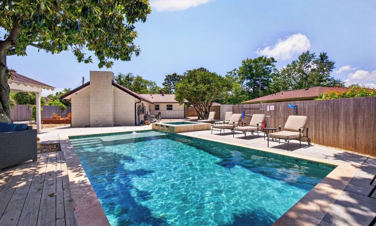 Long Beach House | POOL HOT TUB! Entertainment & Location- Something for Everyone!