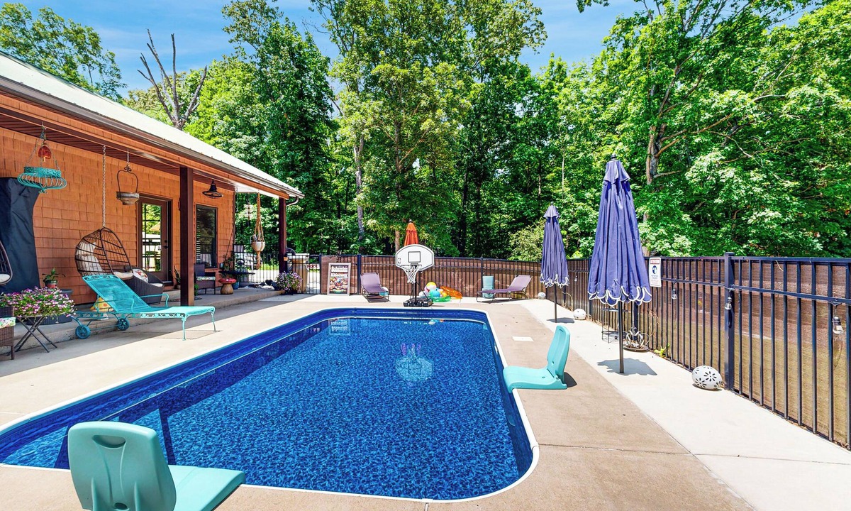 Muscle Shoals House | Poolside Bliss! Retro Retreat in Muscle Shoals