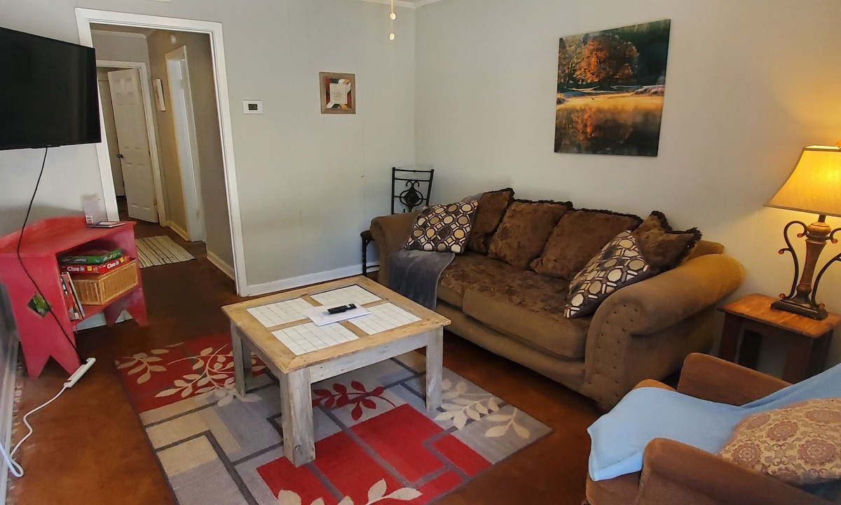 West Monroe House | Precious, comfortable, affordable -2 Bedroom 1 Bath Apartment