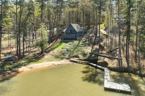 Milledgeville House | Private Beach & Dock! Cozy Lake Sinclair Cabin