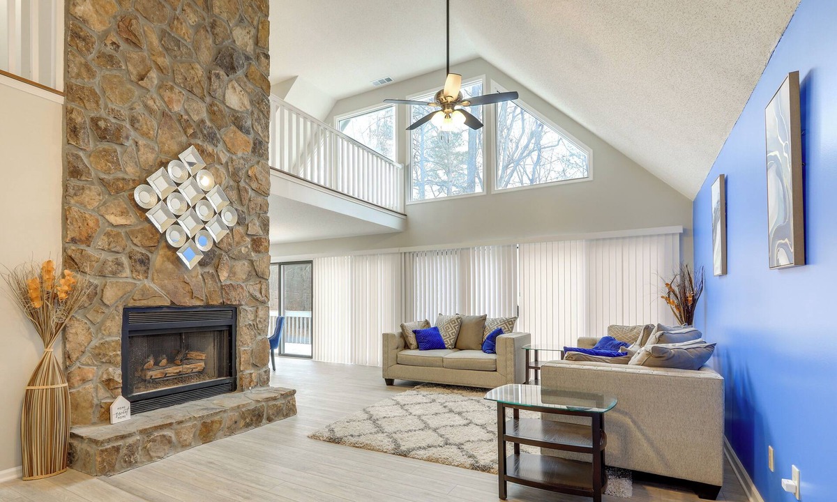 Inman House | Private Deck + Yard: Spacious Fayetteville Home!