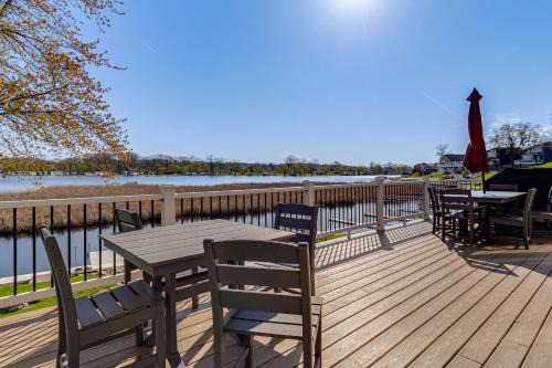 Lake James House | Private Dock & Large Deck! Jimmerson Lake Escape