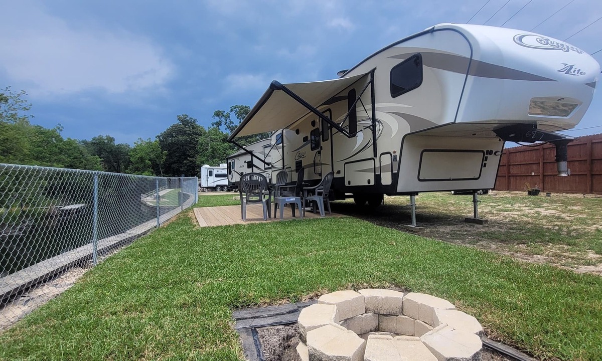 Wright House | Private Family Creekside RV Site+15 Min drive to Beach. Fenced Parking Lot