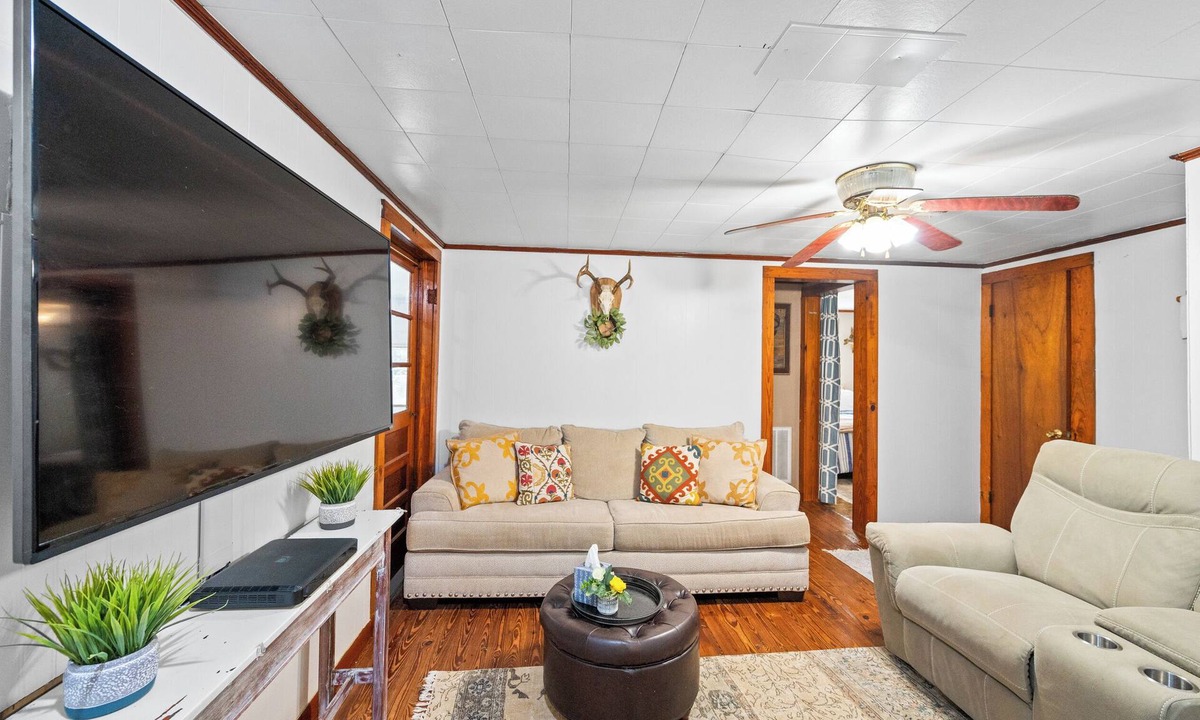 Range Cabin | Private, Pet friendly,3-bedroom cabin with A/C & WiFi in Castleberry, Alabama!