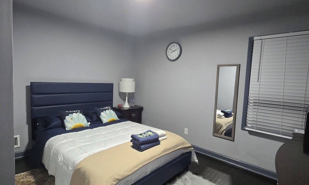 Decatur House | Private Queen Room near Downtown Atlanta & Airport - Shared Bath