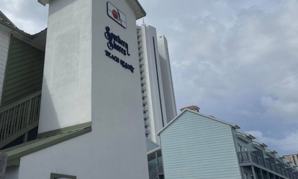 Gulf Shores Resort | Property is a great spot to relax in the sun with beach front and ocean view.