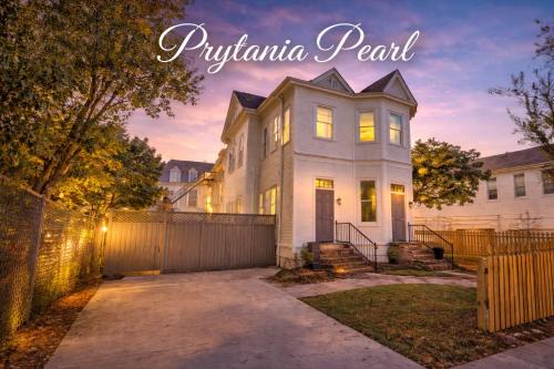 Touro House | Prytania Pearl - 3 Bedroom 2 Bathroom Home