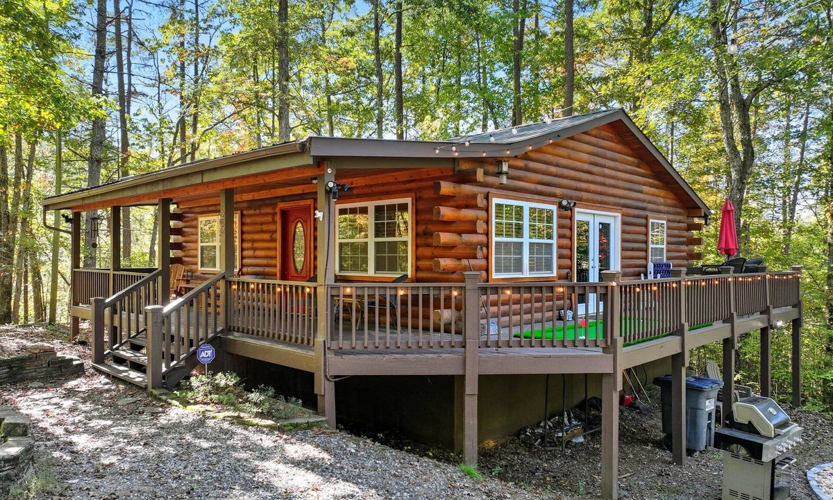 Morganton Cabin | Putting Green, Firepit, Cozy, Fireplace, Dogs ok