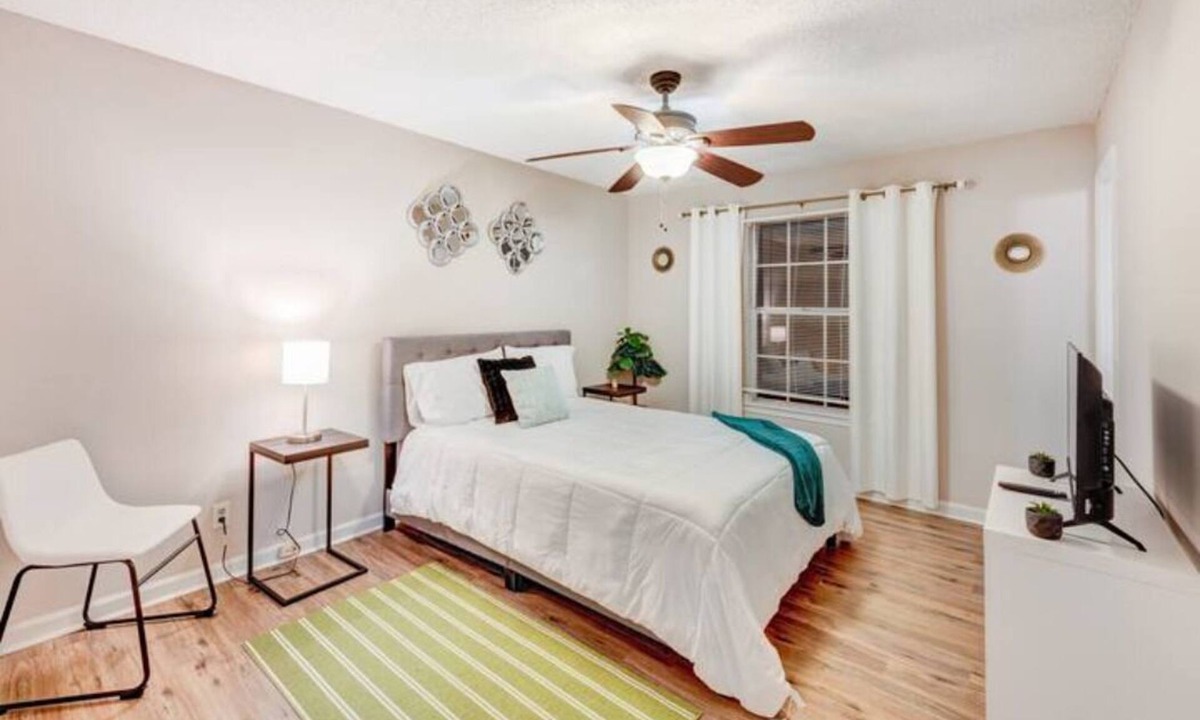 Gunter Afs House | Quaint room w/Queen Bed and Private Bath