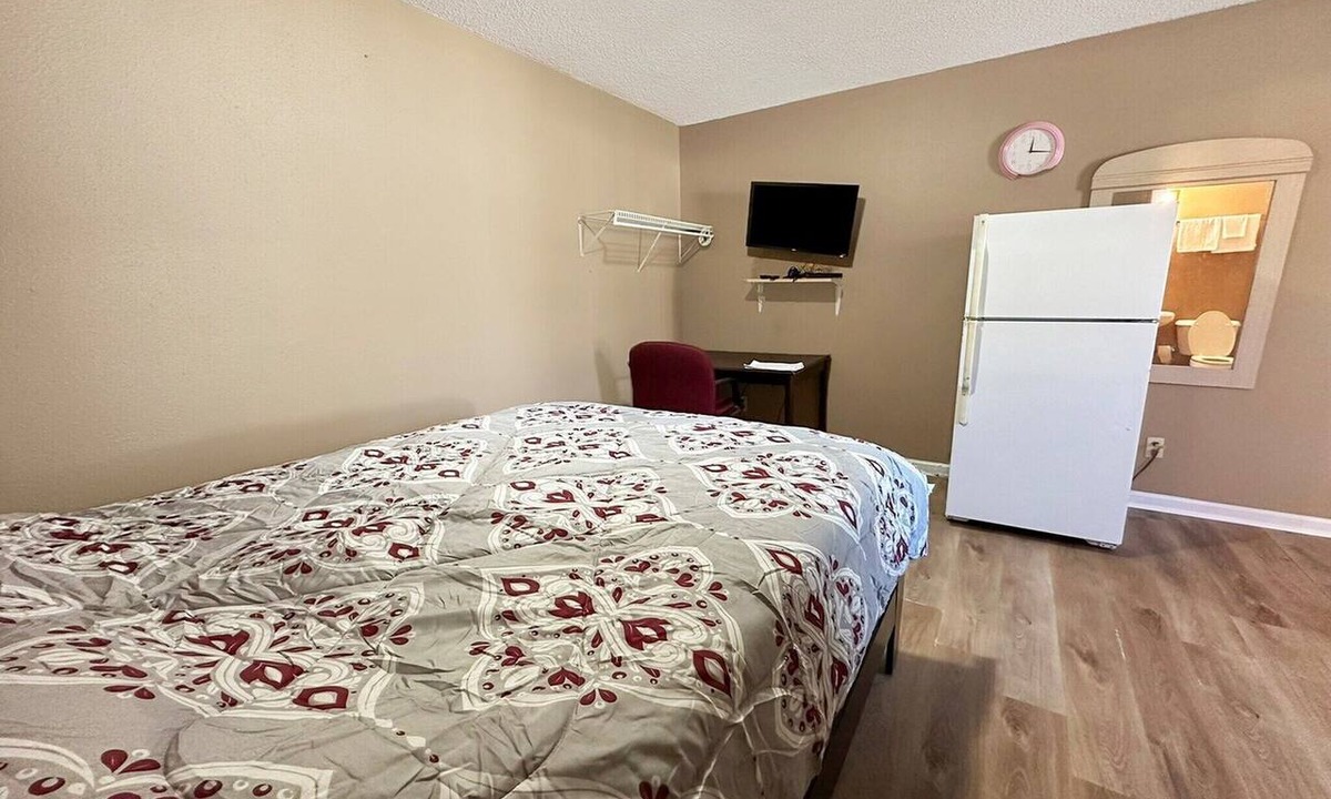 Sparta Apartment | Queen Bed | Smoking | Sparta, GA