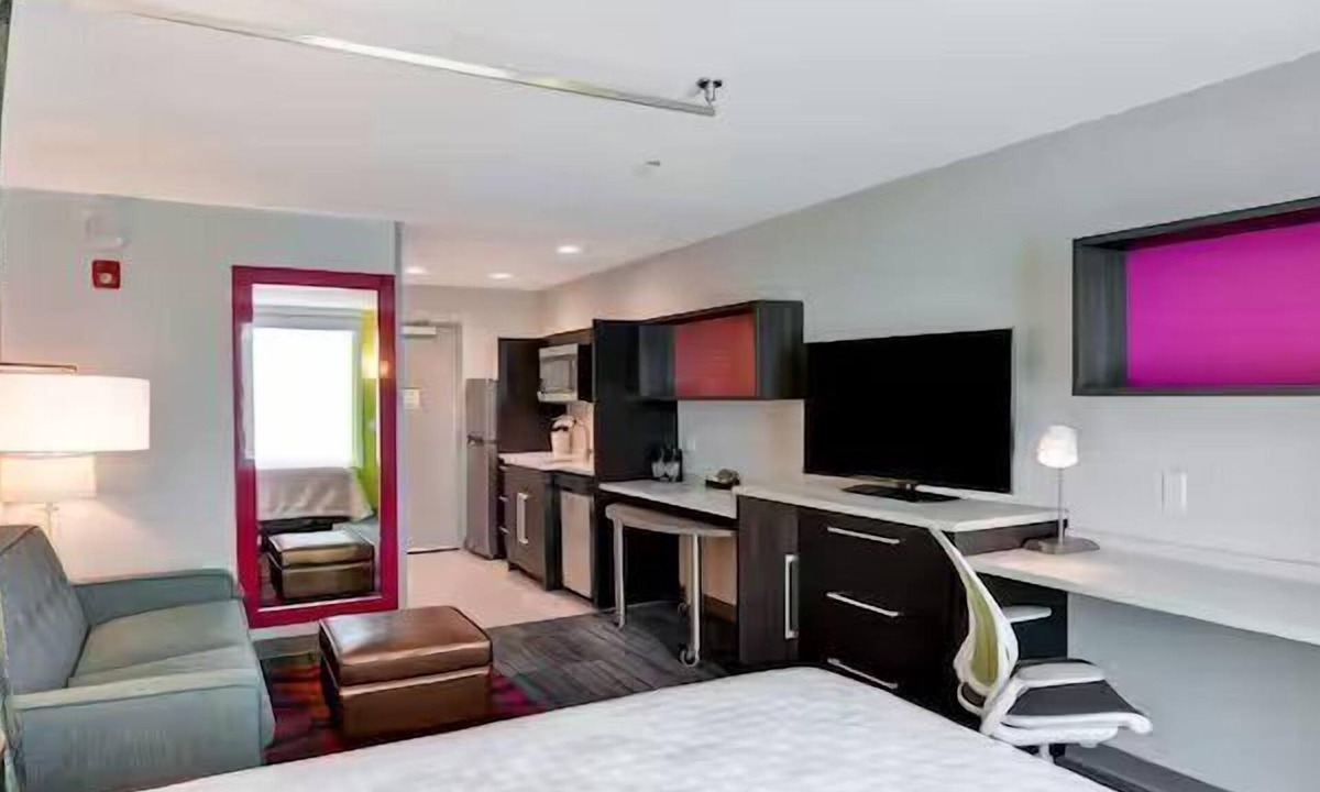 Lake Hamilton Hotel | Queen Studio w/Kitchen, Outdoor Pool, Free Breakfast & Free Parking Near Lake