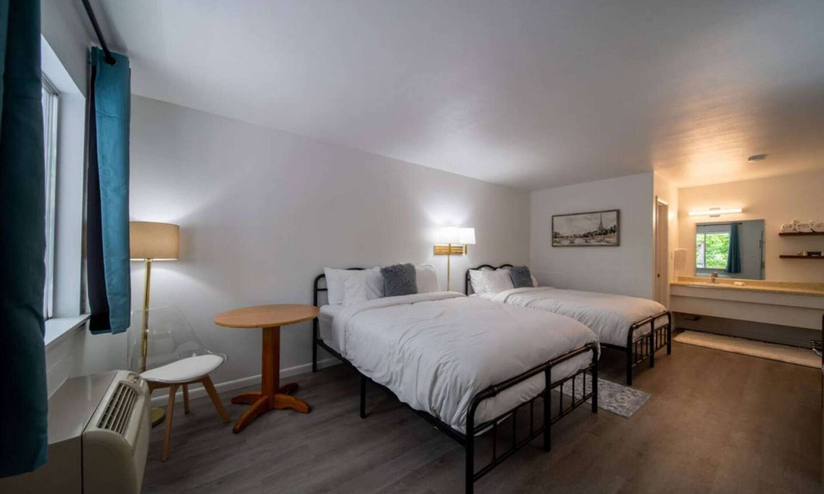Eureka Springs Historic District Hotel | Queen Suite #6 at Glory Dayz!
