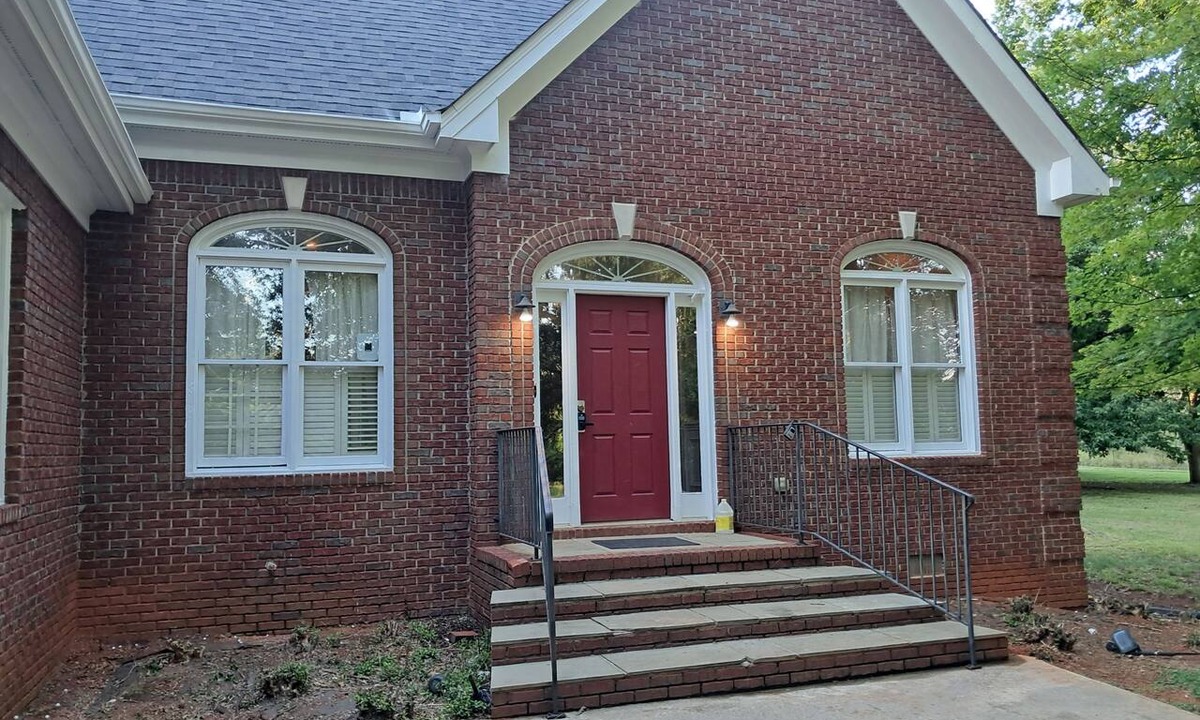 Farmington House | Quiet community, Family-friendly, ready to move in. 3 bedrooms, 2.5 bathrooms.