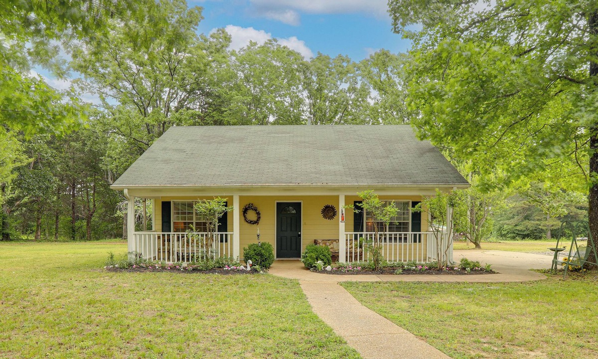 Independence House | Quiet Family Cottage w/Fishing Pond in Senatobia