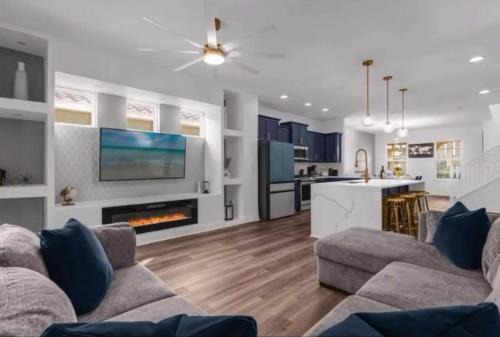 Loughman House | Recently Renovated 5BR house with Private Pool & Resort Amenities