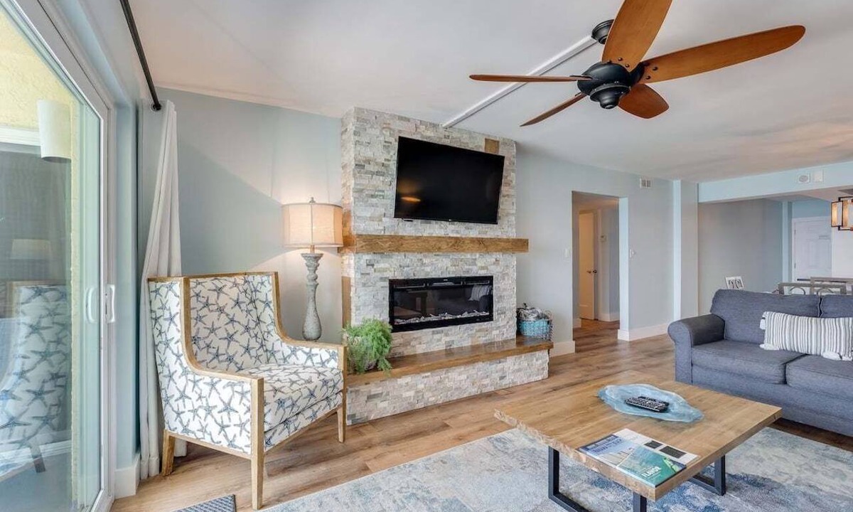 Crescent Beach Condo | Regency Towers #1018- Free Beach Chairs!