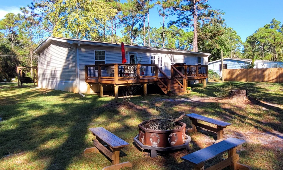 Navarre House | Relax with your family or friends at this peaceful place to stay .