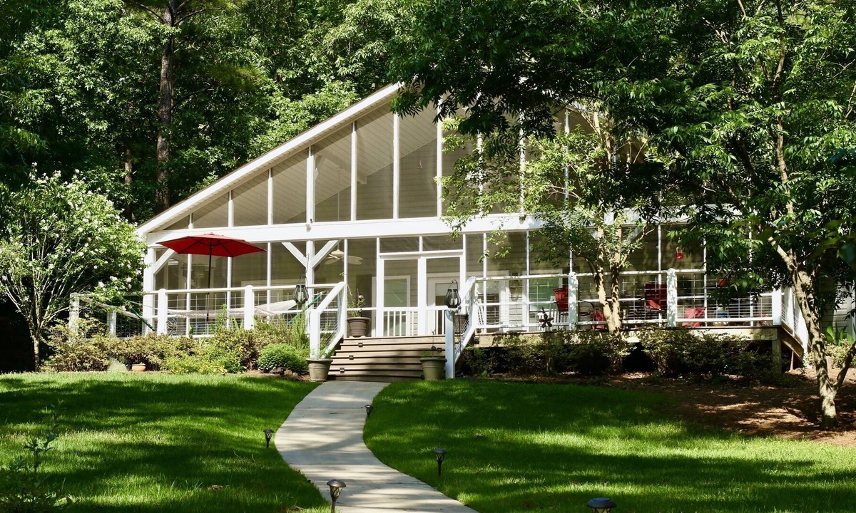 Eatonton House | Relaxing 3 bedroom home on quiet cove with large enclosed porch plus more!