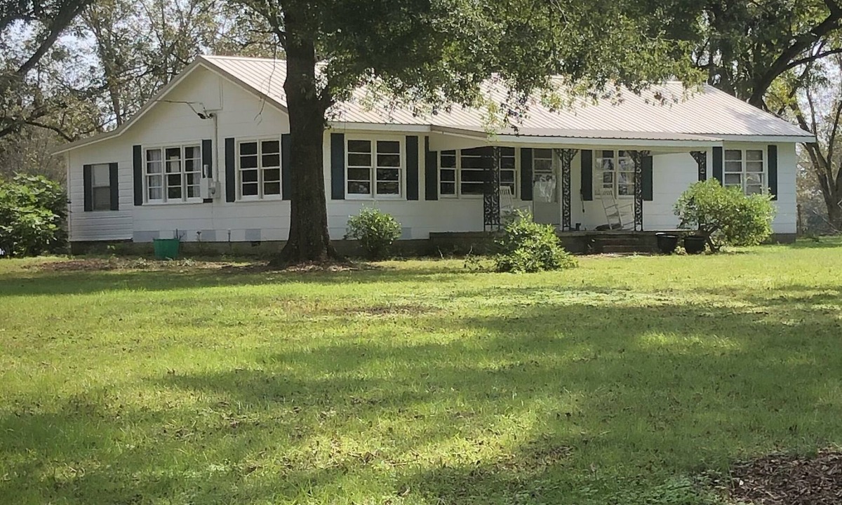 Scooba House | Relaxing Farm Retreat and Cattle Experience near colleges, golf, Casino dining.