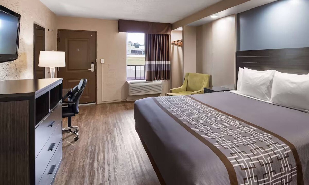 Jasper Hotel | Relaxing Jasper Stay with Quick Access to Downtown, Attractions & Restaurants