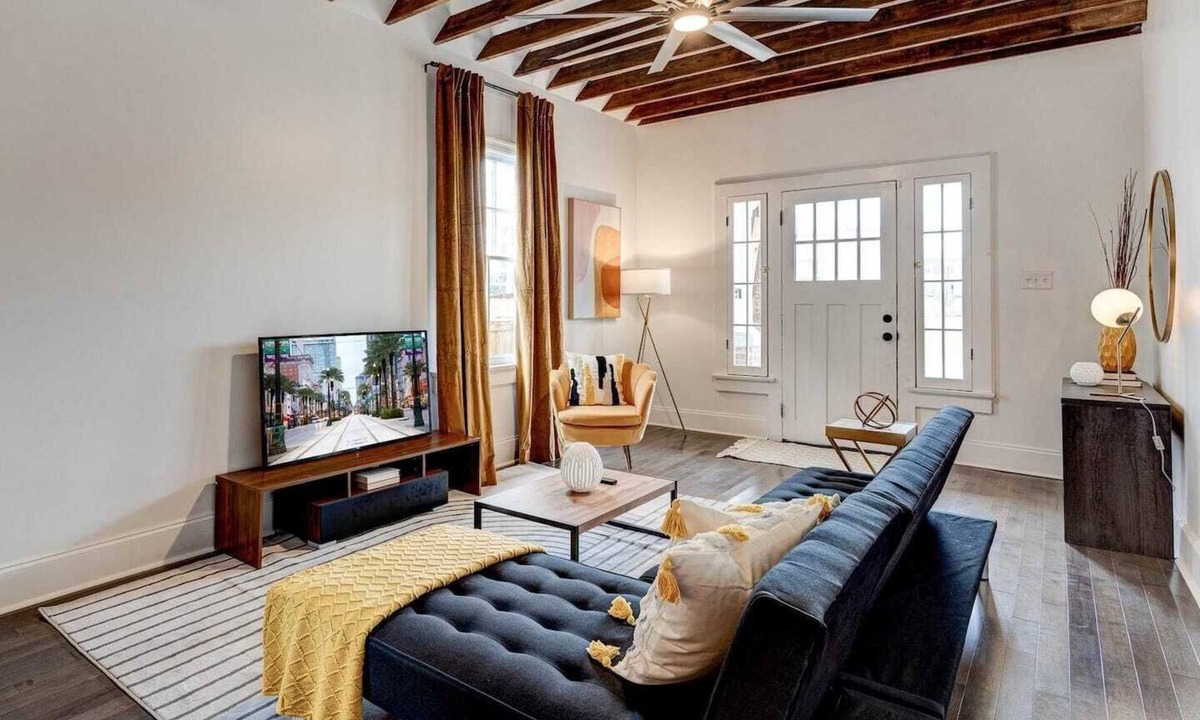 Saint Thomas Development Apartment | Renovated 3BR LGD home near Magazine St. Walk to cafés, streetcar to FQ & Dome.