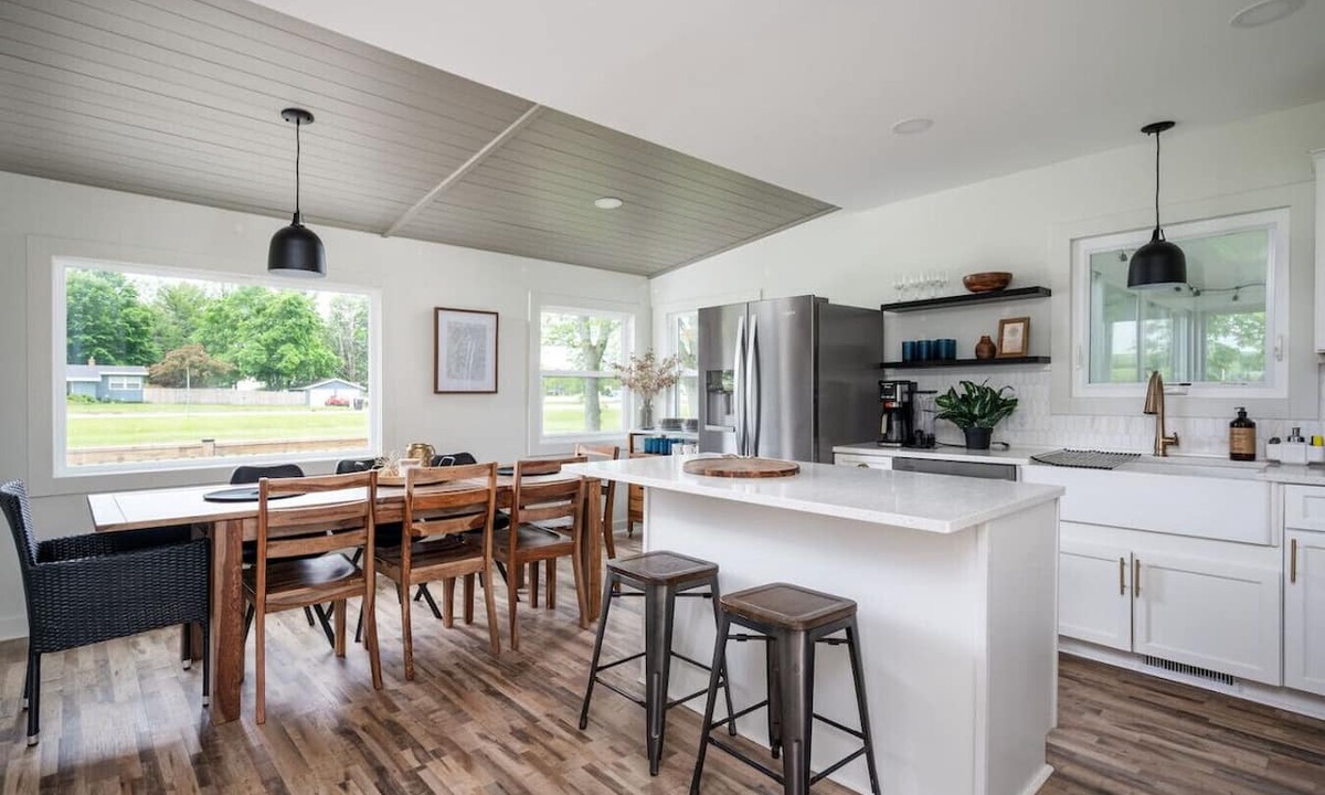 Burnips House | Renovated Cityside Farmhouse, Garden/Historic Barn