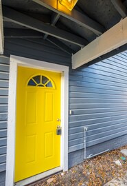 Five Points House | Renovated Riverside Studio Retreat - Sleeps 8 ppl