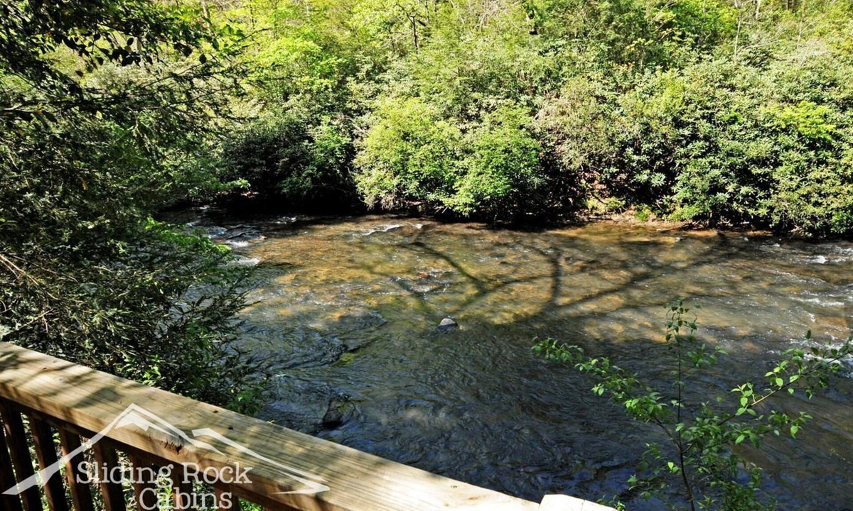 Ellijay Cabin | River's Reach! rustic, hot tub, king bd, fenced yard-pet friendly. ADULT ONLY