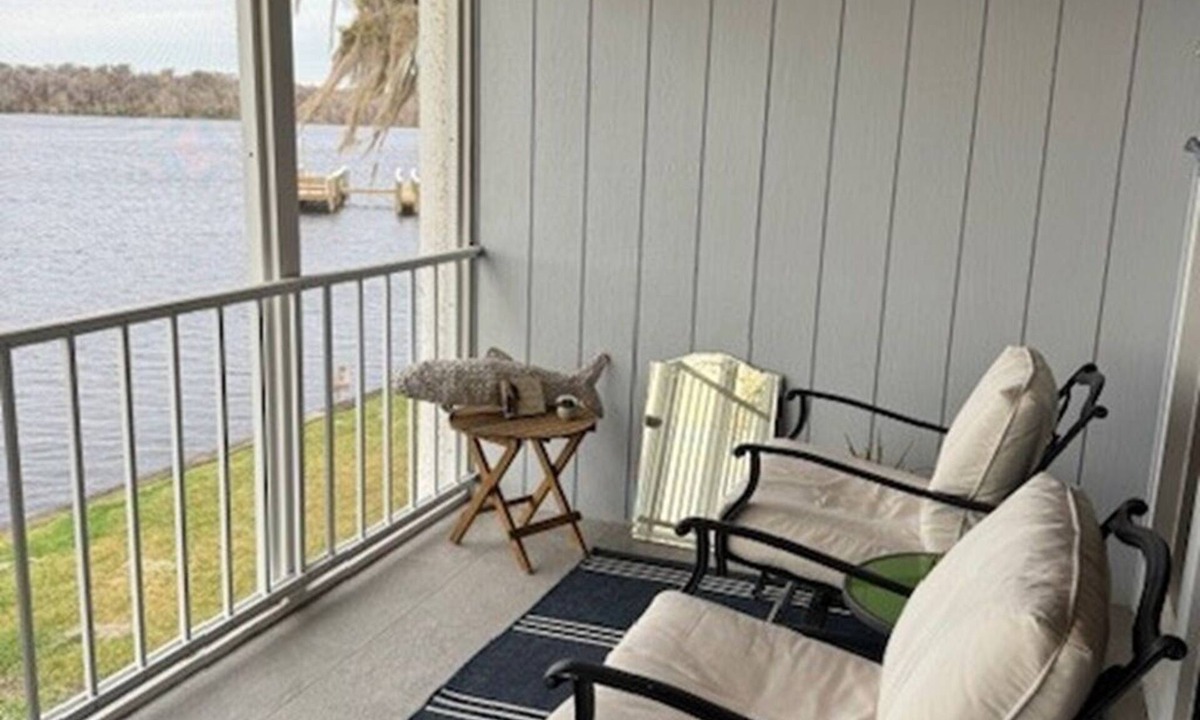 Welaka Condo | Riverfront Condo w/Dock & Porch Views