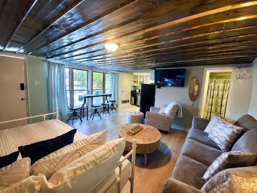Muscle Shoals House | Riverfront stay Near Wilson Dam with Grill