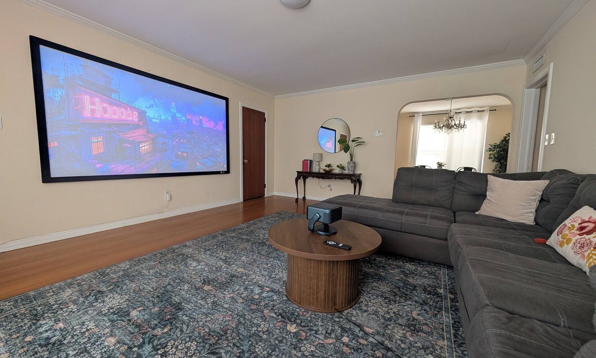 Riverside Apartment | Riverside Retreat 2BR w/Big Screen Projector