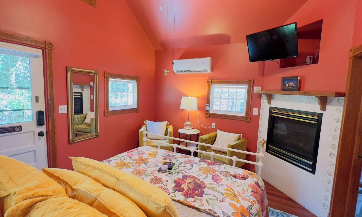 Eureka Springs Historic District Cottage | Rock Cottage Gardens B&B - Cottage #2 Hummingbird Cottage