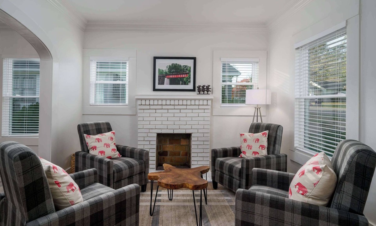 Northport House | Roll Tide Bungalow-3 miles to UA- 5 TVs- Game Room