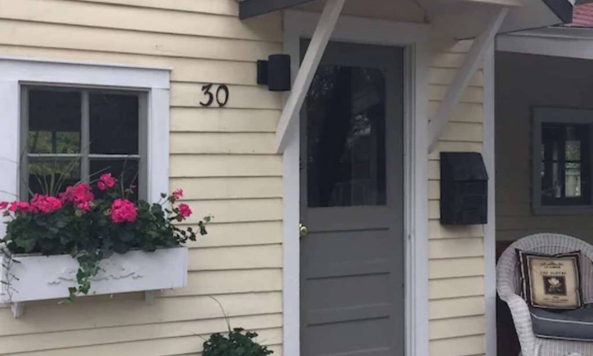 Eureka Springs Historic District Cottage | Romantic Refreshing 1890s Cottage Uptown Eureka Springs