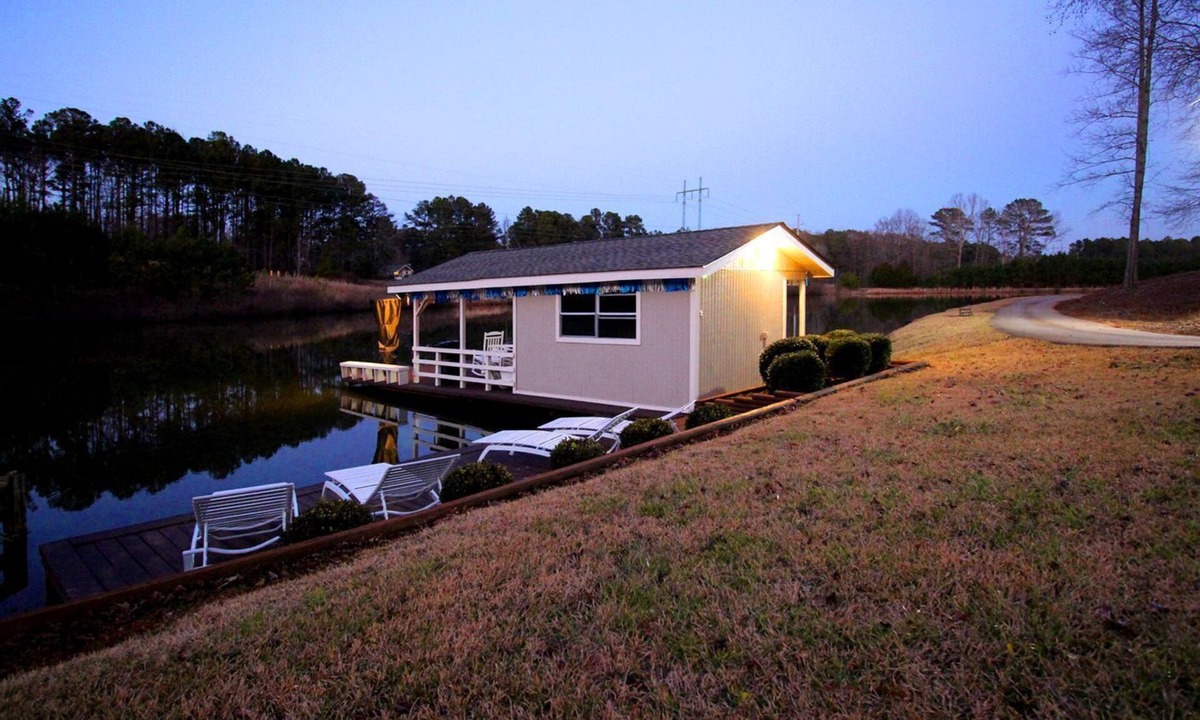 Villa Rica House | Romantic Vacation Rental with Hot Tub in Villa Rica, Georgia