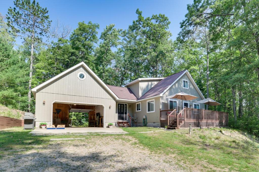 Higgins Lake House | Roscommon Retreat w/Deck ~ 1 Mile to Higgins Lake