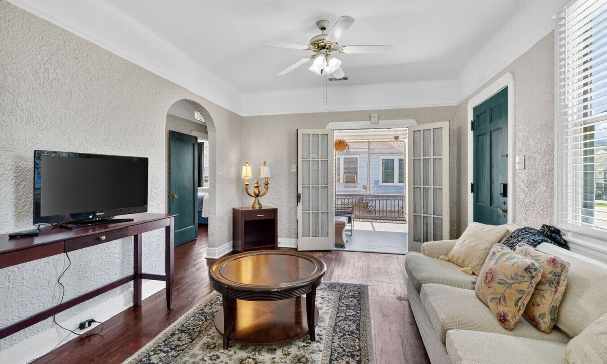 Jefferson House | Safe & Center of NOLA Loft - walk to Ochsner!