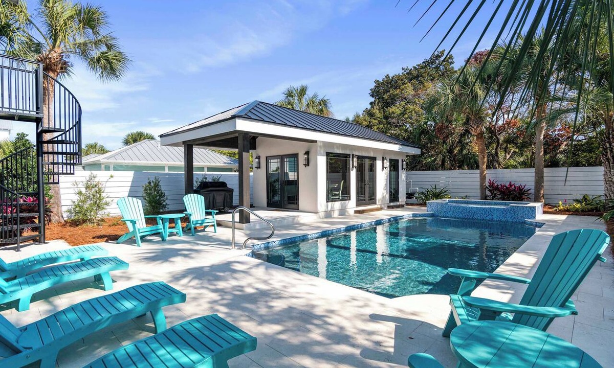 Crystal Beach House | Salty Skipper Home with Pool, Tiki Bar & Game Room