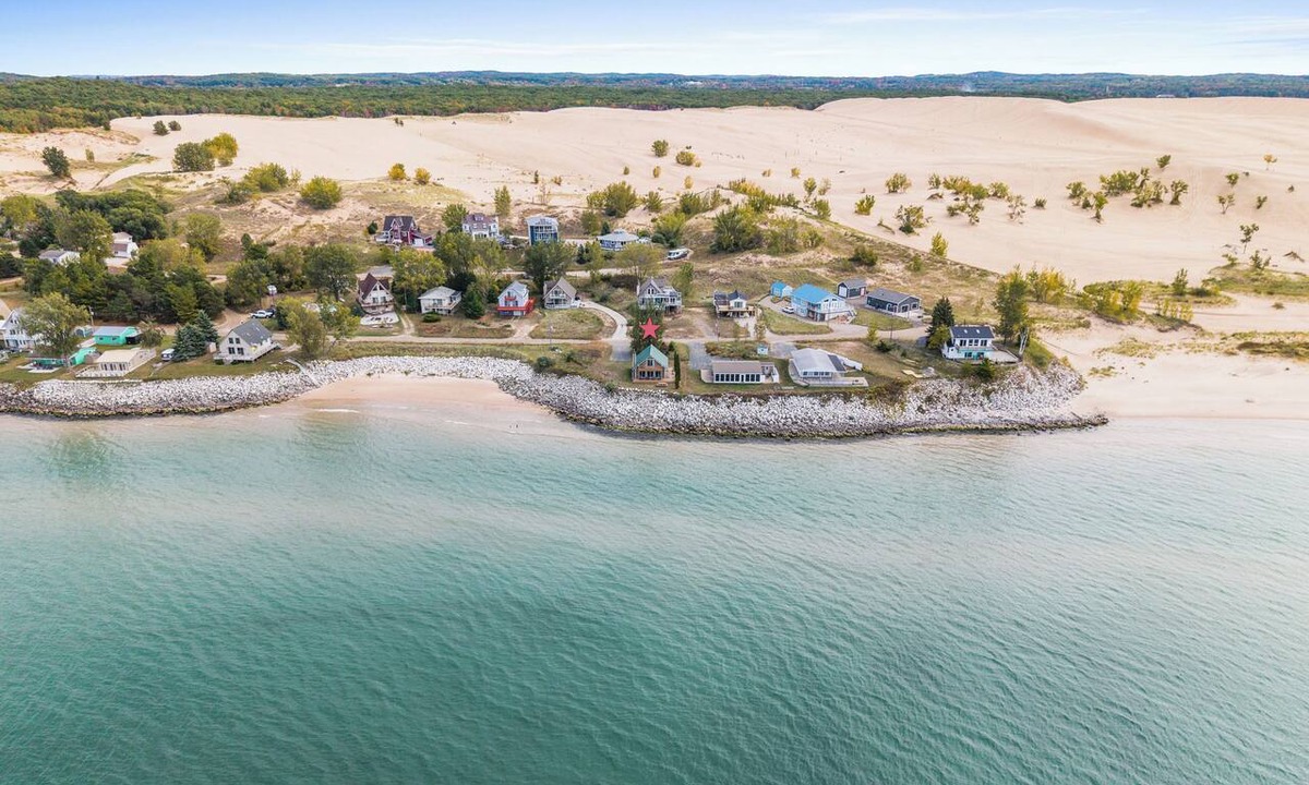 Mears House | Sandpiper Cottage Beautiful Private Lake Michigan Frontage